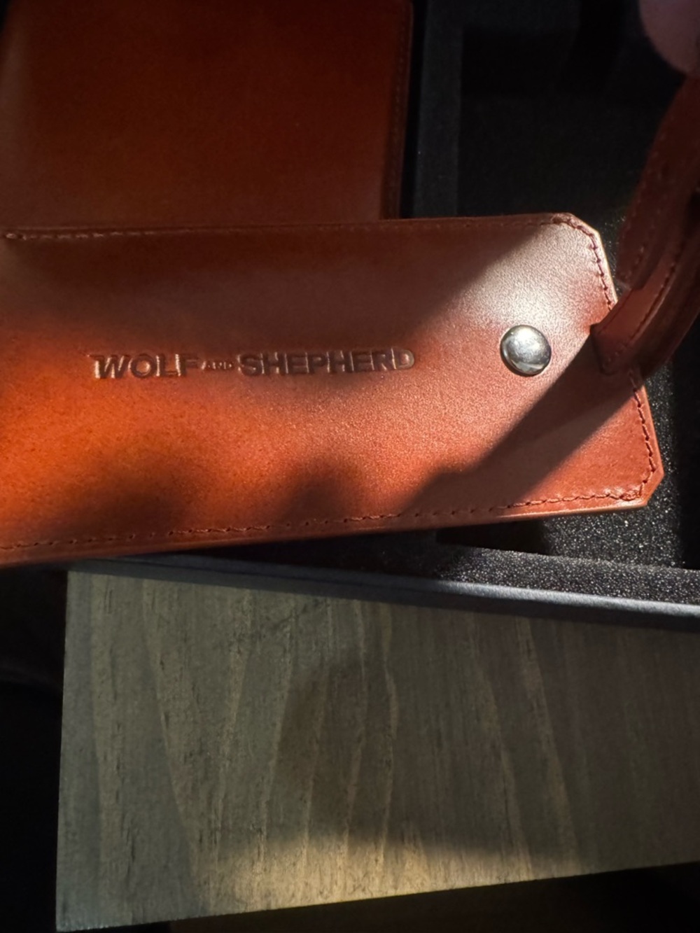 Wolf & Shepherd Brown Leather Key & Card Holder Gift Set - Picture 6 of 8